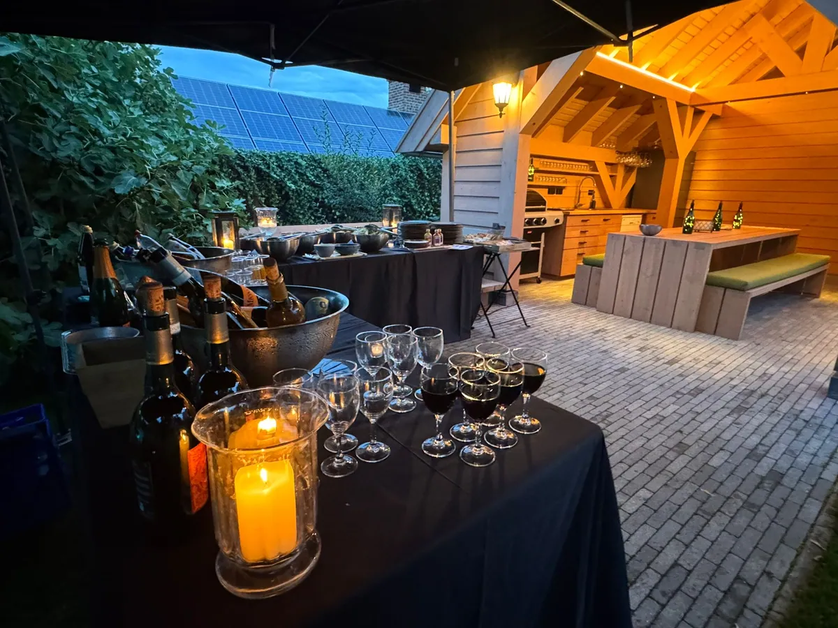 Privéreceptie op een verlicht terras